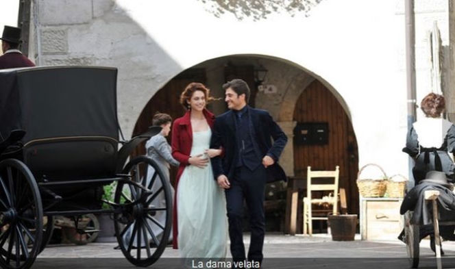 Dama w czarnym welonie. Clara (Miriam Leone), Guido (Lino Guanciale)