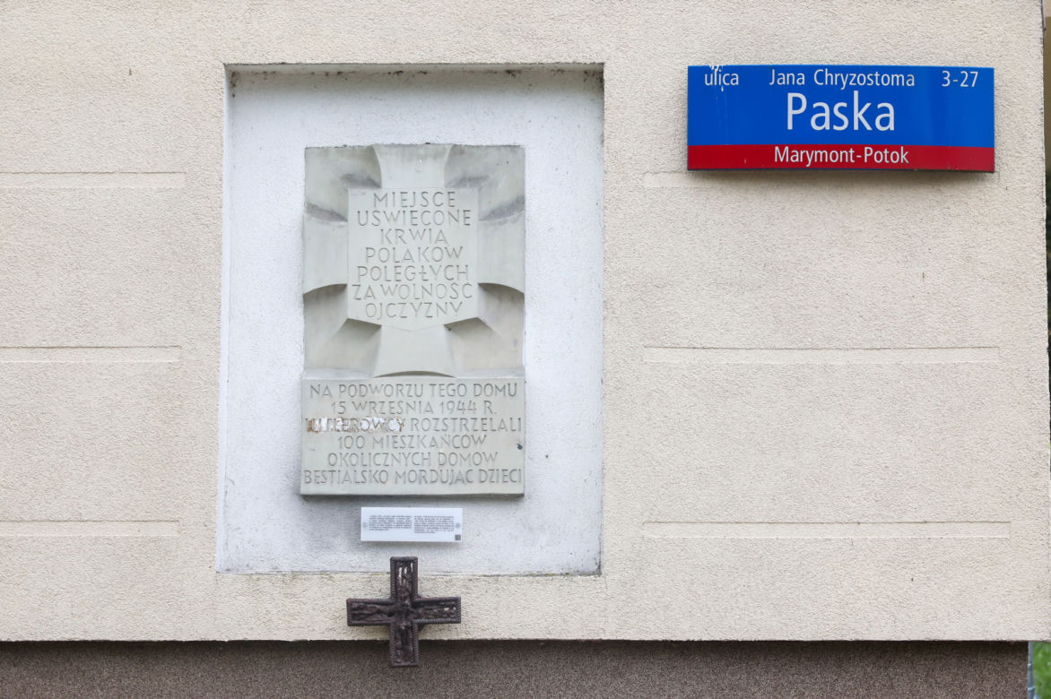 Tablica na ścianie budynku przy ul. Jana Chryzostoma Paska 31