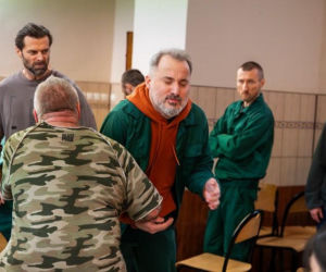 Pierwsza miłość, odcinek 4171. więźniowie w więzieniu Bartka (Rafał Kwietniewski)