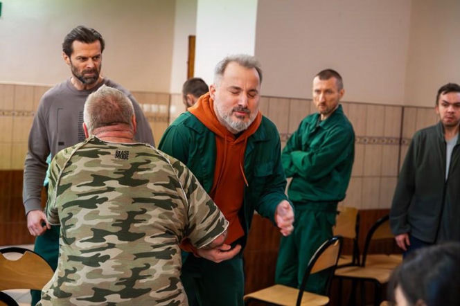 Pierwsza miłość, odcinek 4171. więźniowie w więzieniu Bartka (Rafał Kwietniewski)