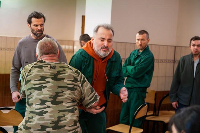 Pierwsza miłość, odcinek 4171. więźniowie w więzieniu Bartka (Rafał Kwietniewski)