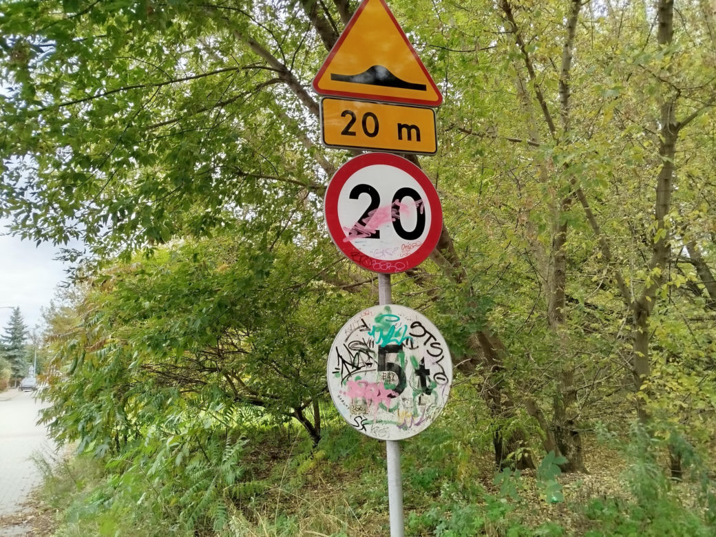 Zniszczone ławeczki i tablice – nad zalewem w Siedlcach doszło do aktów wandalizmu. Zostaną tam zainstalowane kamery miejskiego monitoringu