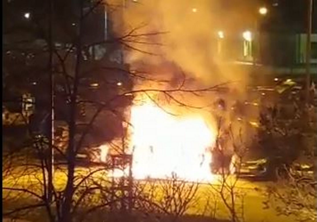 Ogromny pożar na Bródnie, samochód płonął jak pochodnia