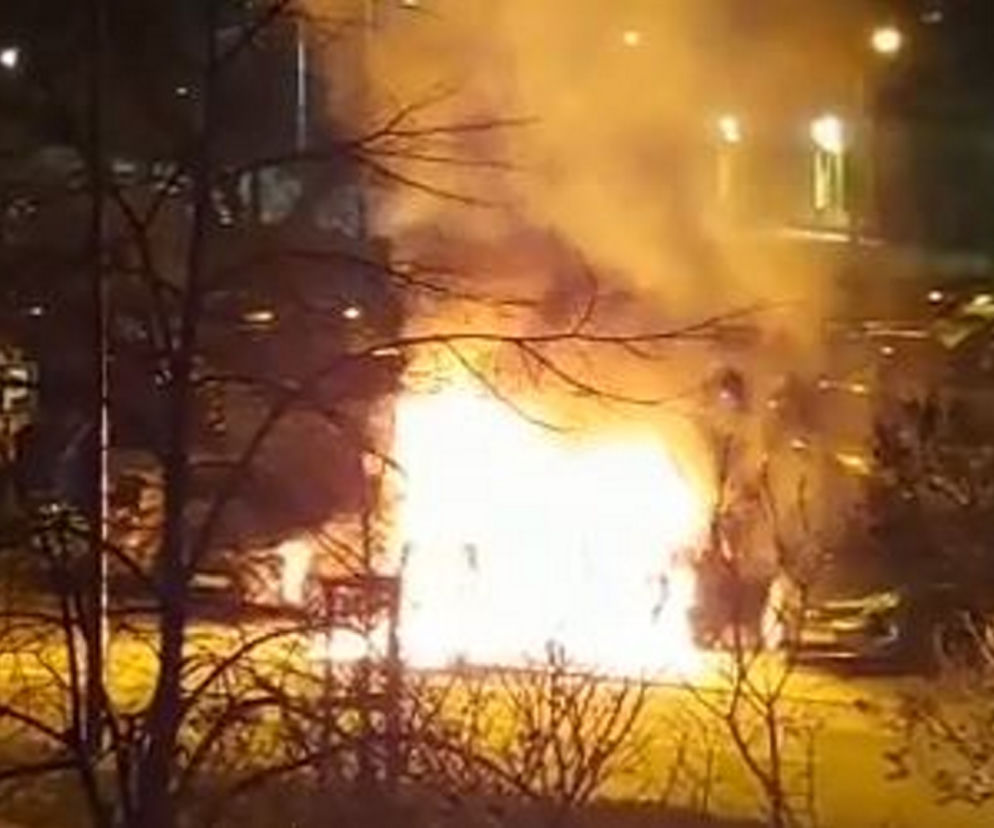 Ogromny pożar na Bródnie, samochód płonął jak pochodnia