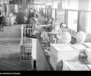 Sklep wielobranżowy Powszechny Dom Towarowy