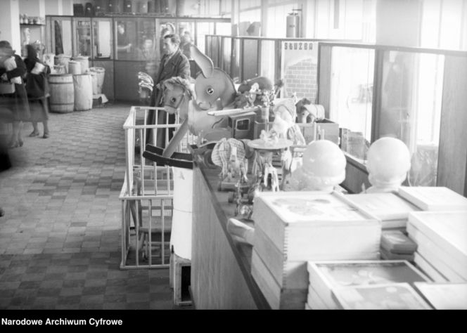 Sklep wielobranżowy Powszechny Dom Towarowy