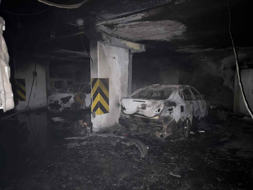 Pokazali jak wygląda wnętrze spalonego garażu w Ząbkach. Ogień pojawił się w nocy. Ewakuowano 300 osób