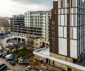 Dom otoczony blokiem przy ul. Bacha 35 w Warszawie