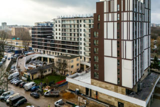 Dom otoczony blokiem przy ul. Bacha 35 w Warszawie