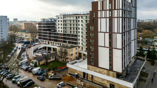 Dom otoczony blokiem przy ul. Bacha 35 w Warszawie