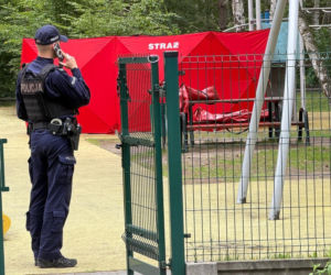 Makabryczne odkrycie na placu zabaw pod Warszawą. Ciało mężczyzny na zjeżdżalni