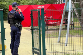 Makabryczne odkrycie na placu zabaw pod Warszawą. Ciało mężczyzny na zjeżdżalni