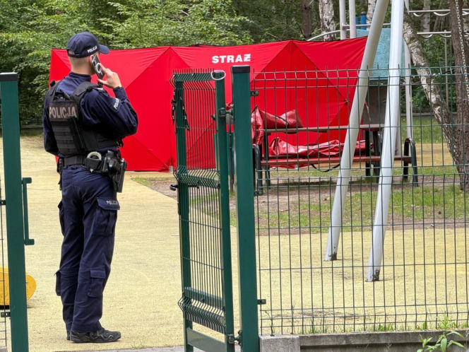 Makabryczne odkrycie na placu zabaw pod Warszawą. Ciało mężczyzny na zjeżdżalni
