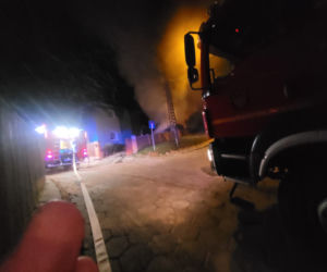 Nocny pożar w Koronowie! Płonął budynek gospodarczy z wędzarnikiem [ZDJĘCIA]