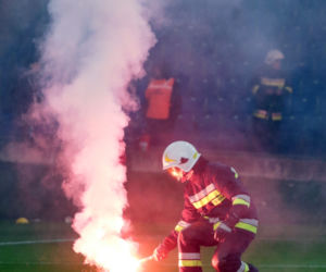Dziury wypalone w murawie, powyrywane krzesełka, zdewastowane łazienki: Stadion Wisły po meczu z Sandecją [ZDJĘCIA, AUDIO, WIDEO]