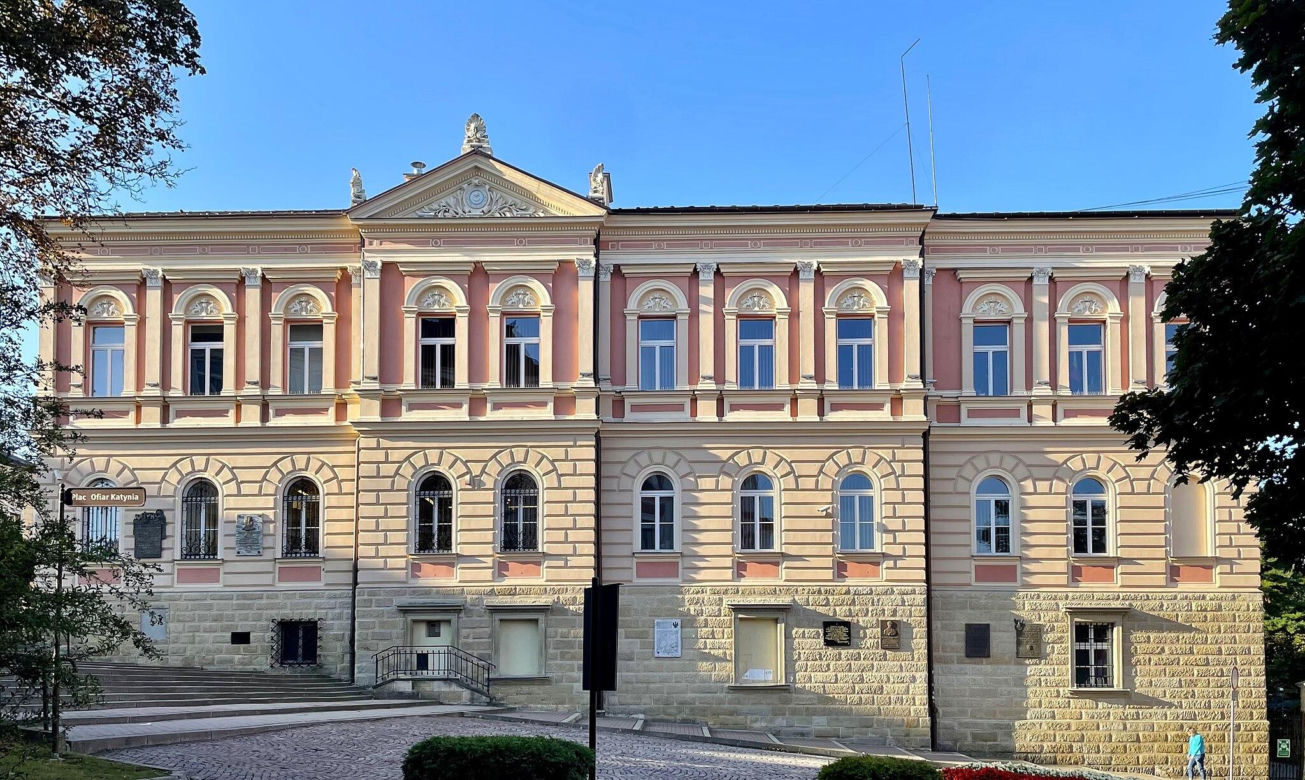Budynek dawnej Kasy Oszczędności przy ulicy Wałowej w Tarnowie