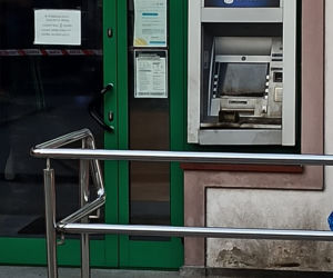 Próbowali wysadzić bankomat w Dywitach. Zatrzymano ich na gorącym uczynku w... kradzionym aucie [FOTO]