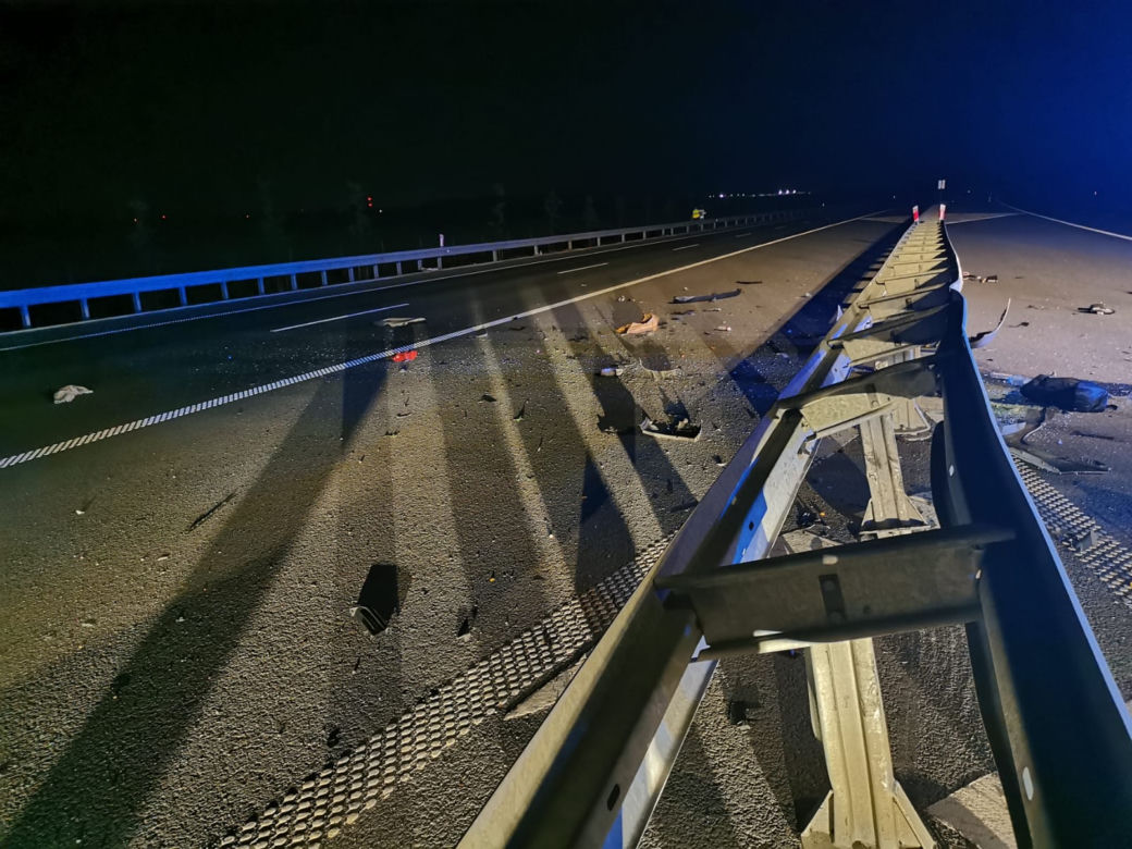 Tragedia na S5 pod Lesznem. Młody kierowca uderzył w bariery na drodze   