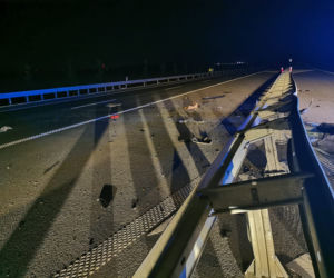 Tragedia na S5 pod Lesznem. Młody kierowca uderzył w bariery na drodze   