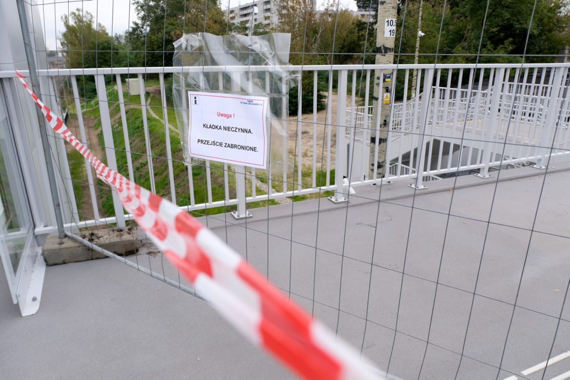 Absurd na Woli. Kładka otwarta i zamknięta
