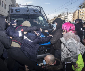 Dostaną premie za pałowanie kobiet