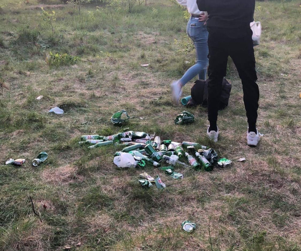 Bełchatów: Straż miejska interweniowała na leśniej BIBIE młodzieży. Inni demolowali plac zabaw! 
