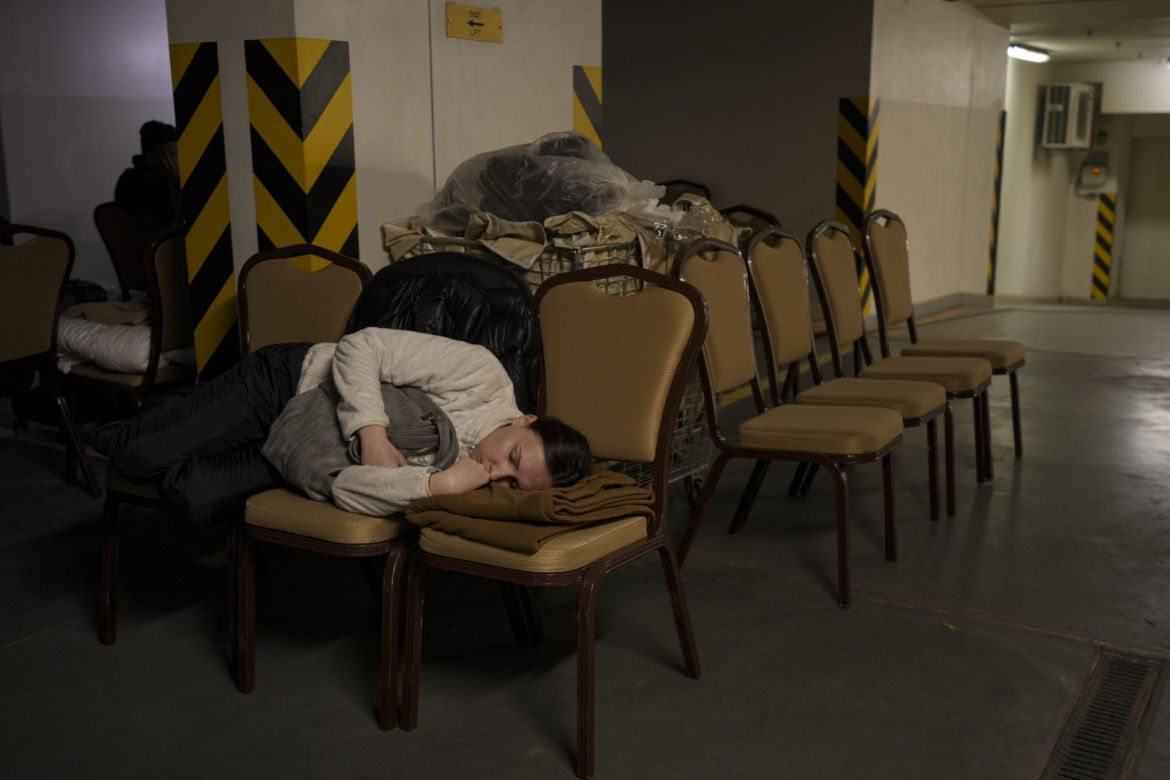 Kijów. Podziemny parking zamieniony w schron