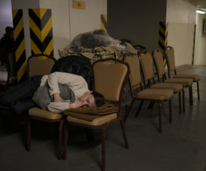 Kijów. Podziemny parking zamieniony w schron