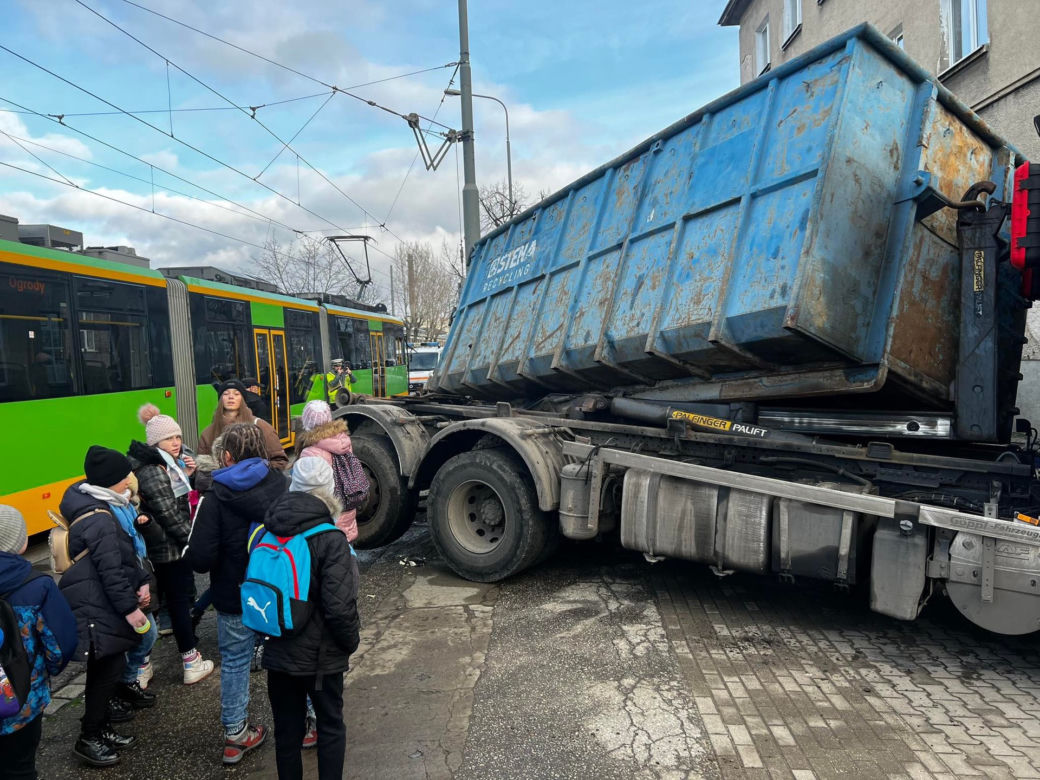 Zderzenie ciężarówki i tramwaju na ulicy 28 czerwca. Ruch tramwajowy w okolicy wstrzymany