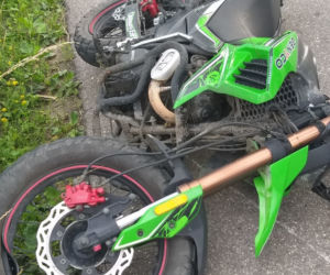 Tragiczny wypadek na trasie Świątki-Ostróda. Motocyklista uderzyl w drzewo. Nie miał prawa jazdy [ZDJĘCIA]