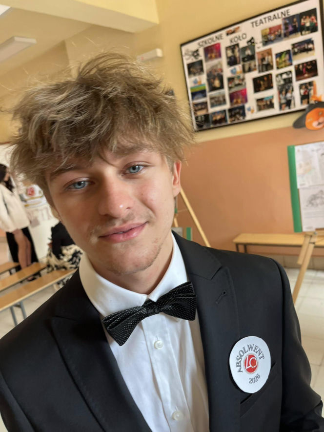 Dzień pełen emocji i wzruszeń. Maturzyści Baczyńskiego w Starachowicach żegnają szkołę