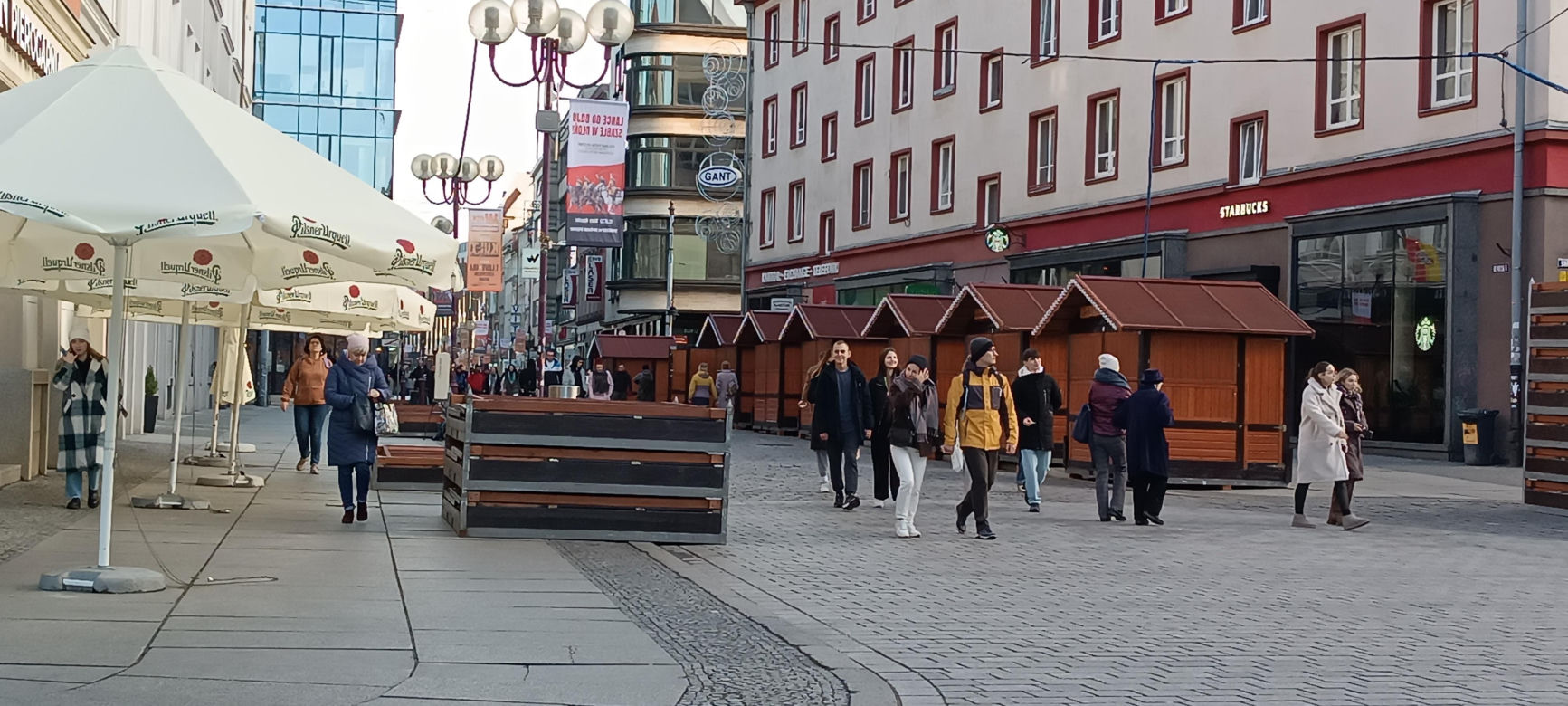Jarmark Bożonarodzeniowy 2023 we Wrocławiu już się rozkłada. Kiedy się rozpocznie? [ZDJĘCIA]