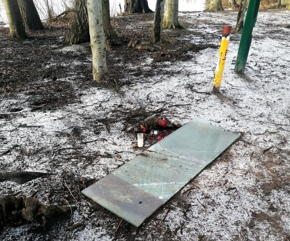Pamiątkowa tablica nad Rusałką zniszczona