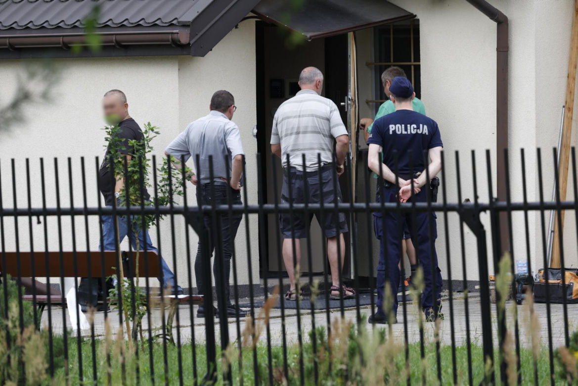 Zbrodnia pod Grójcem. Ksiądz przyznał się do zabójstwa. Policja przeszukała plebanię [ZDJĘCIA]. Kontener: Warszawa