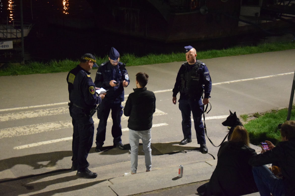 Uwaga na imprezy "pod chmurką". Policja prowadzi wzmożone kontrole, sypią się mandaty