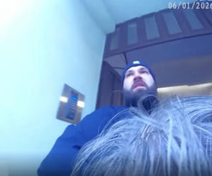 Policjanci wynieśli niepełnosprawnego mężczyznę z pożaru