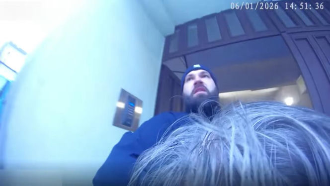 Policjanci wynieśli niepełnosprawnego mężczyznę z pożaru