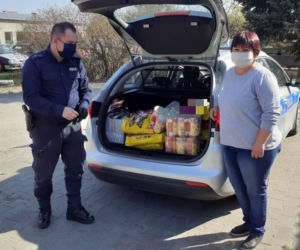 140 kg karmy dla zwierząt ze schroniska. To pomysł dzielnicowego z Konecka