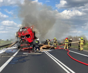 Wypadek na DK 16 między Barczewem a Biskupcem. Ciężarówka stanęła w płomieniach [ZDJĘCIA]