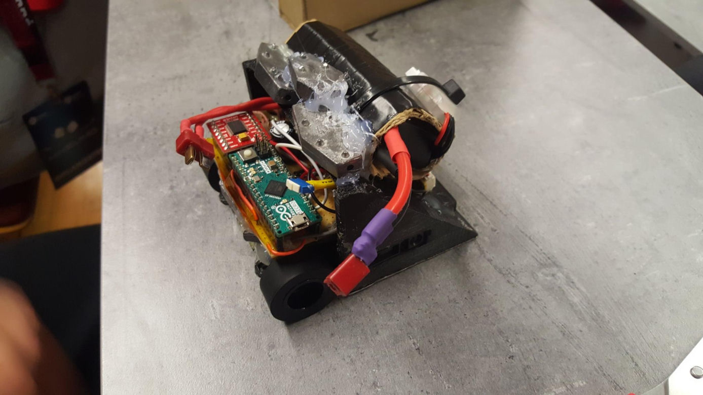 Walki robotów na Politechnice Bydgoskiej. Uczniowie sami zbudowali autonomiczne maszyny