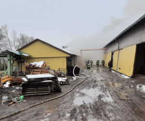 Ołpiny. Pożar w zakładzie produkcyjnym. Zagrożone były budynki mieszkalne