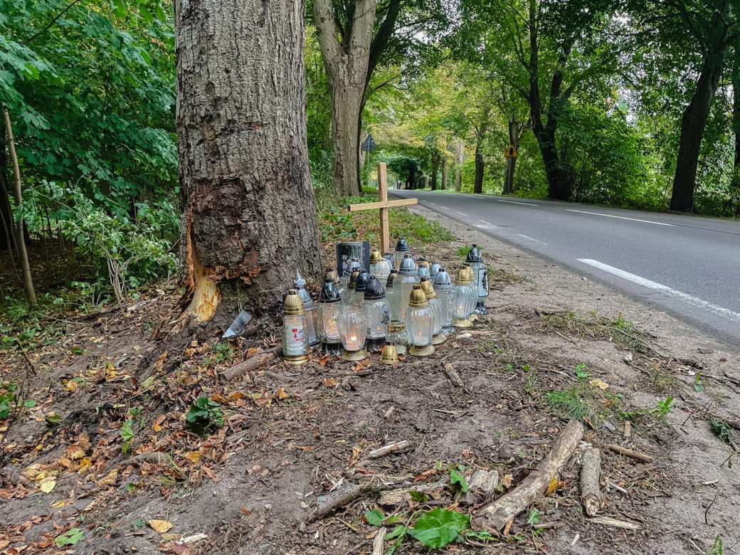 Przyjaciele zginęli w jednym samochodzie. Pochowali ich obok siebie 