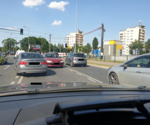 Tego jeszcze nie grali! Starszy kierowca pod prąd na rondzie Czyżyńskim