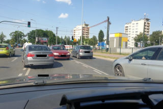 Tego jeszcze nie grali! Starszy kierowca pod prąd na rondzie Czyżyńskim [ZDJĘCIA]