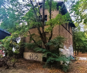 Spalony domek grabarza na Pomorzanach