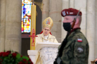 Pogrzeb Krzysztofa Krawczyka. Kim jest przyjaciel piosenkarza, biskup Antoni Długosz? Autor hitu Chrześcijanin tańczy wygłosił kazanie