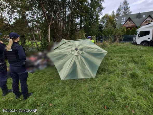 Ogień strawił przyczepę kempingową. W środku były zwęglone ciało