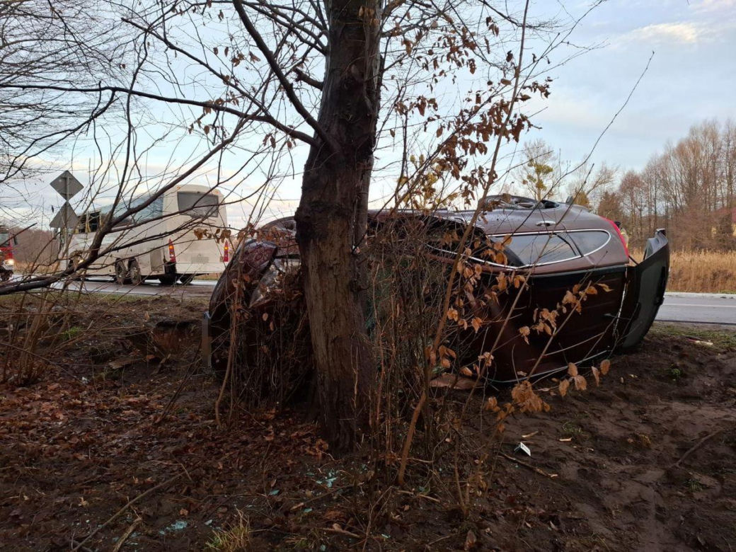 W auto w rowie wjechał autokar. Kilka osób trafiło do szpitala