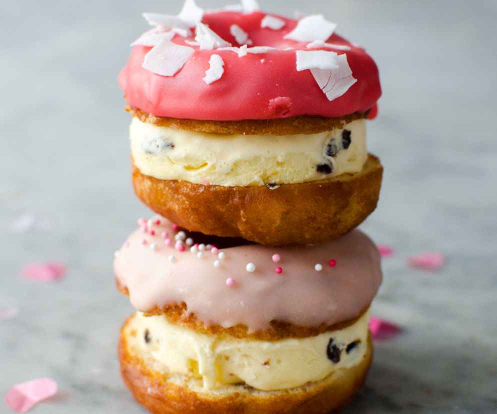 Donut ice cream sandwich - kolorowe kanapki lodowe z donutami  