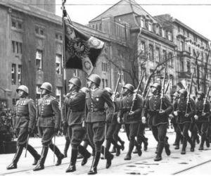 Uroczystości 3 Maja na starych fotografiach. Wielkie defilady i piękne stroje! [ZDJĘCIA]